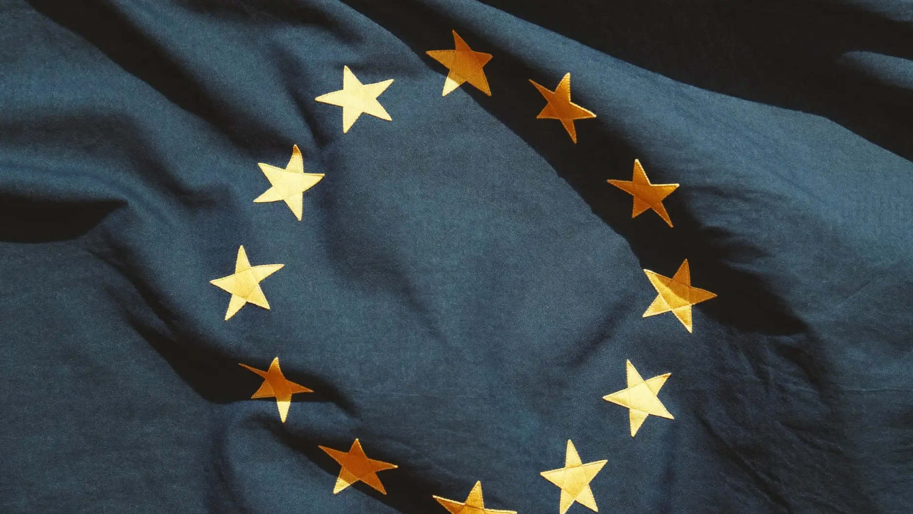 Bandiera europea in tessuto con cerchio di stelle dorate ricamate